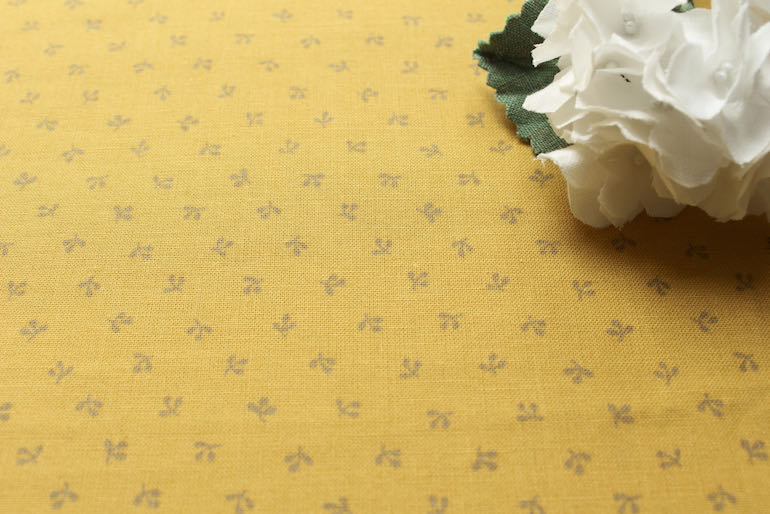 ブリッジウォーター３つの蕾 小紋<br>
イエロー